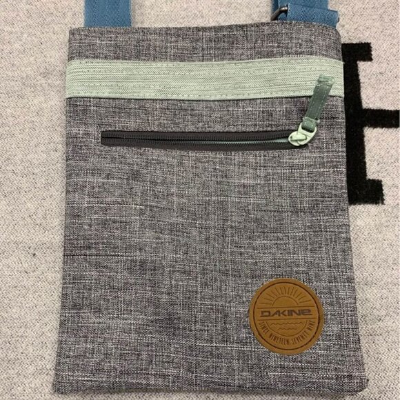 𝅺dakine cross body bag! New condition. Gray/blue. Adjustable strap - Picture 2 of 8